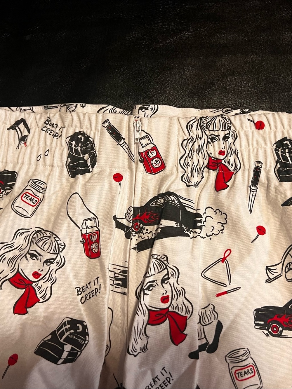 Pinup Couture White Cropped Pants with Retro Print - Picture 5 of 6